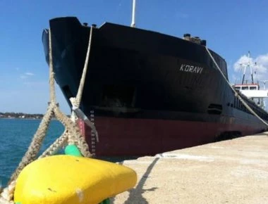 Λευκάδα: Προσάραξη πλοίου σε βραχώδη περιοχή - Το πλήρωμα εγκατέλειψε το σκάφος